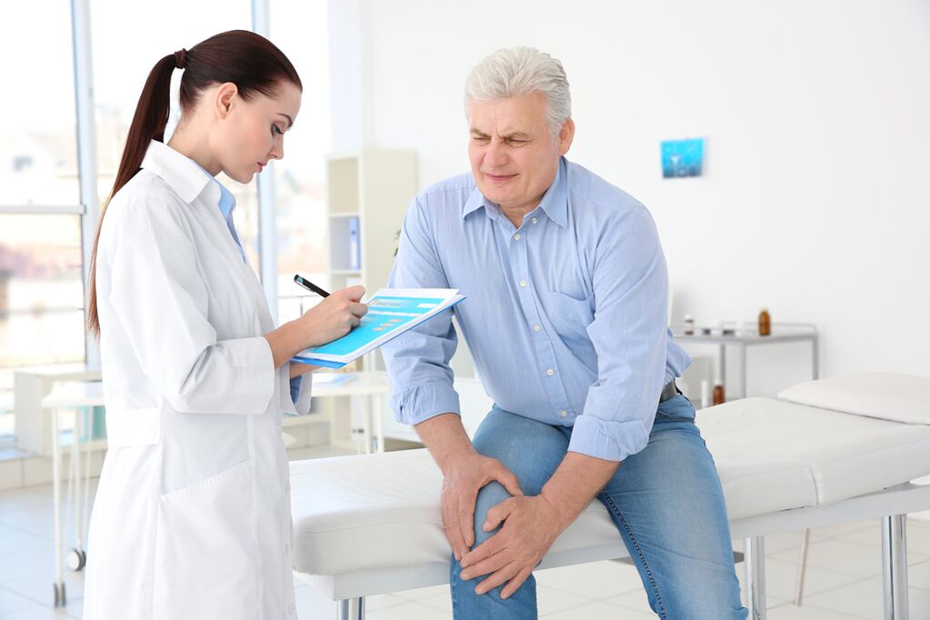 Le médecin a prescrit un traitement à un patient souffrant d'arthrite du genou